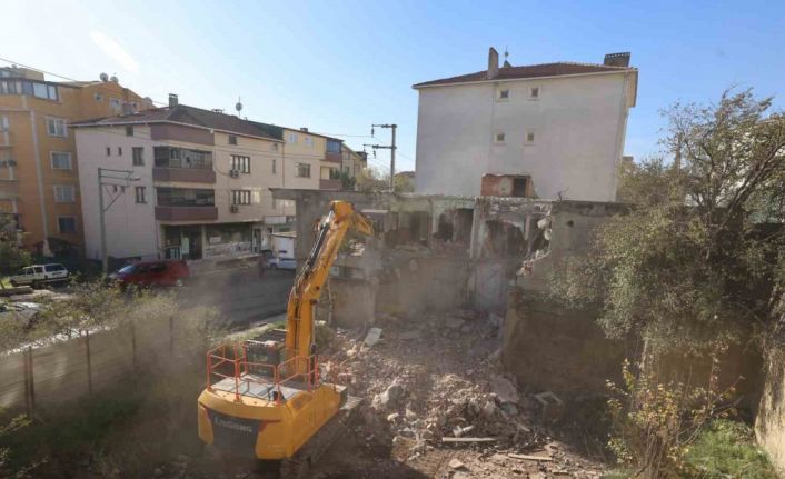 Çayırova’da metruk bina yıkıldı