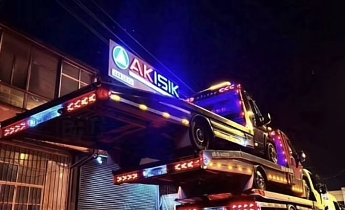 Çekici operatöründen şaşırtan gösteri: Bir çekicinin üzerine 3 çekici yükledi