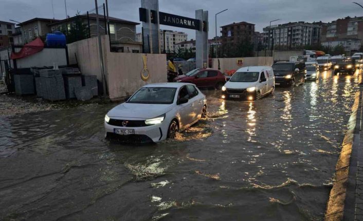 Çerkezköy’de sağanak yağış hayatı felç etti