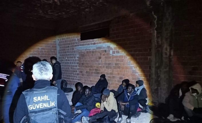 Çeşme’de 27 düzensiz göçmen yakalandı