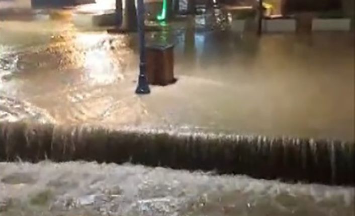 Çeşme’de etkili sağanak: Adeta denizle kara birleşti