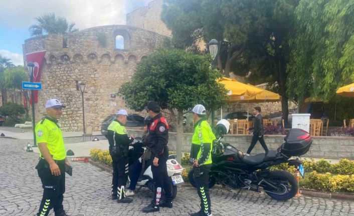 Çeşme’de motosiklet denetimlerinde sürücülere 545 bin lira ceza