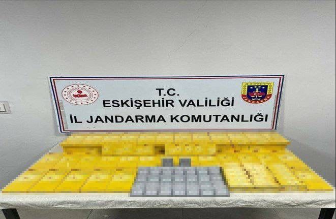 Cinsel ürünler, sigara ve tabancaları kaçak olarak satmayı planlayan şahısları jandarma yakaladı