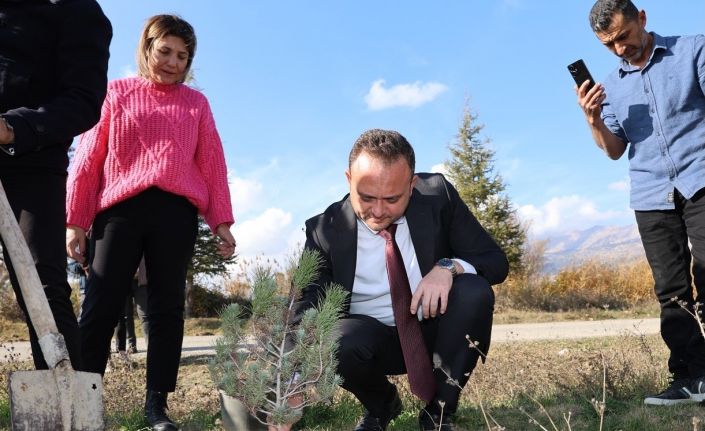 Çivril’de öğretmenler anısına fidan dikimi yapıldı