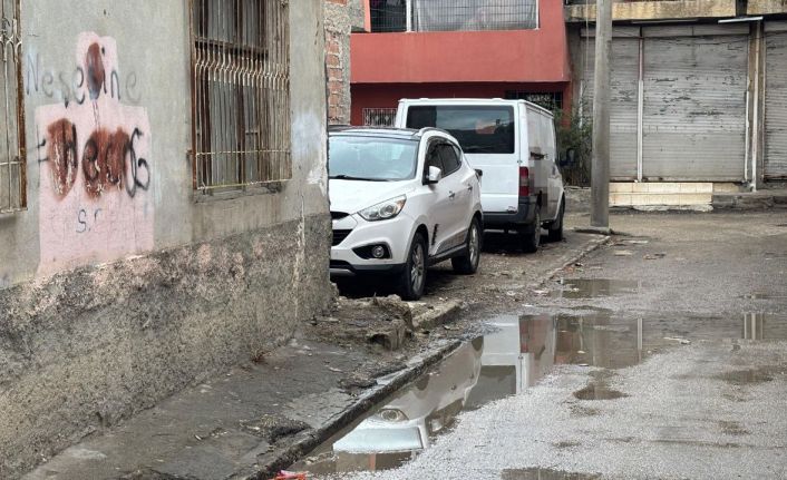 Çocuğun kafasını önce arabaya vurdu sonra çocuğu yere fırlattı