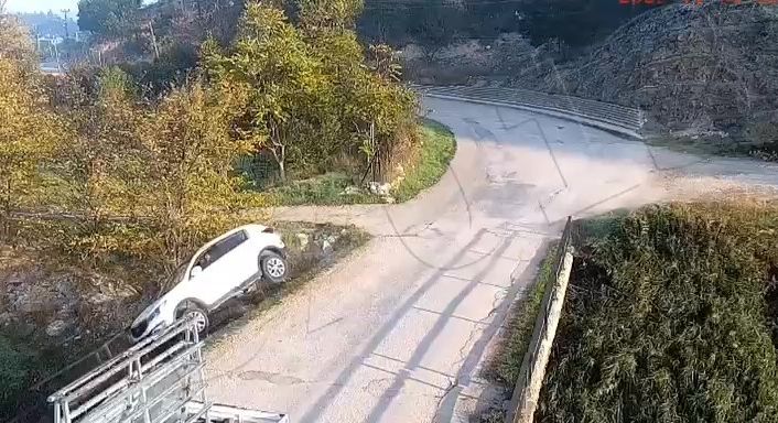 Çocuğun kullandığı otomobilin köprüden çaya uçtuğu kaza kamerada