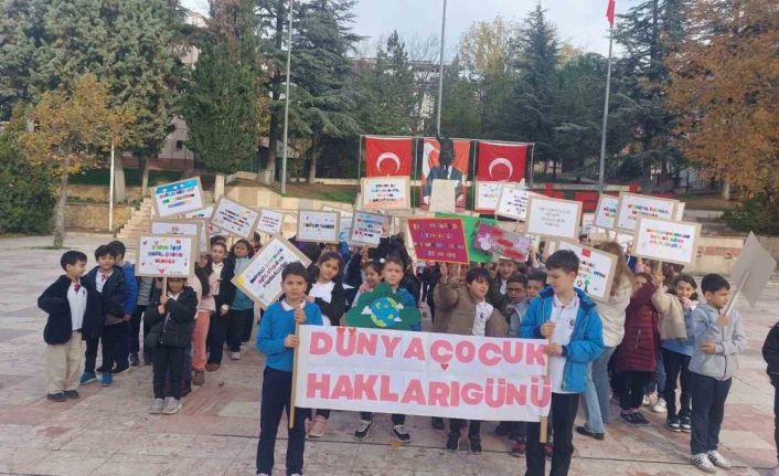 Çocuklar hazırladıkları pankartlarla günlerini kutladı