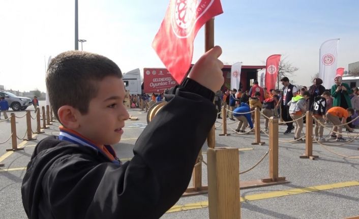 Çocuklar pili bitmeyen oyunlarla eğlendi