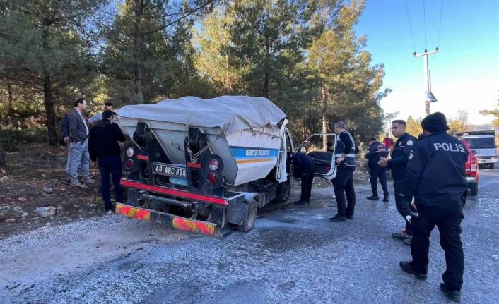 Çöp kamyoneti seyir halinde alev aldı