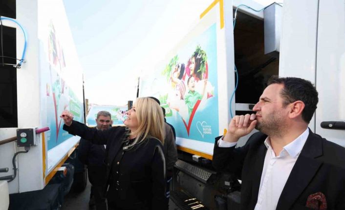 Çöp kamyonlarından çiçek kokuları yayılıyor