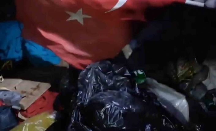 Çöp karıştırırken bulduğu bayrağı bakın ne yaptı
