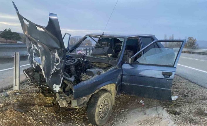 Çorum’da otomobil bariyere çarptı: 2 yaralı