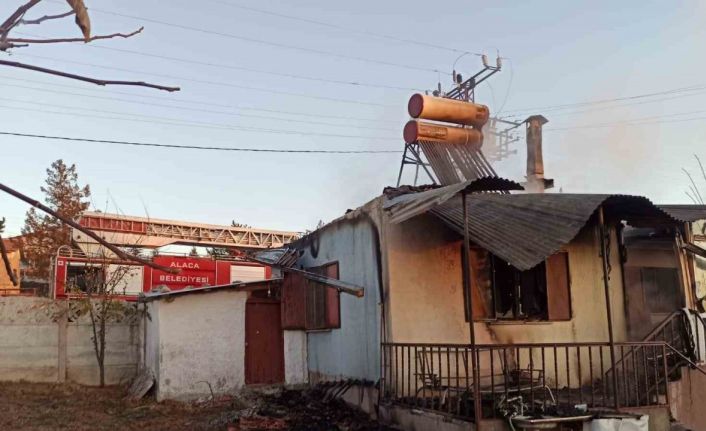 Çorum’da yangına teslim olan ev kullanılamaz hale geldi: 1 yaralı