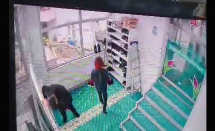 Cuma namazı için geldiği camide kalp krizi geçirdi: O anlar kamerada