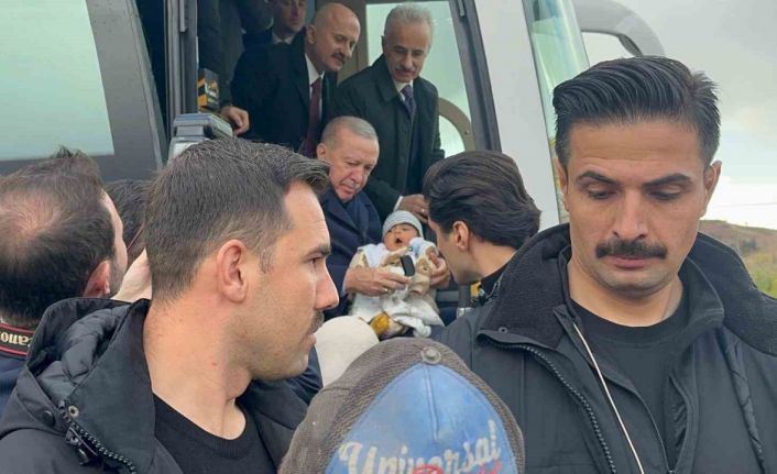 Cumhurbaşkanı Erdoğan, 4 aylık bebeği görünce konvoyu durdurdu