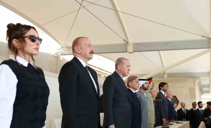 Cumhurbaşkanı Erdoğan, 8 Kasım Zafer Günü’nün kutlandığı tören alanında