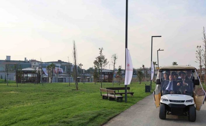 Cumhurbaşkanı Erdoğan, Atatürk Havalimanı Millet Bahçesi’nde esnafı ziyaret etti