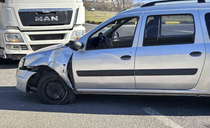 D-100’de tırın önüne kattığı araç hasar aldı