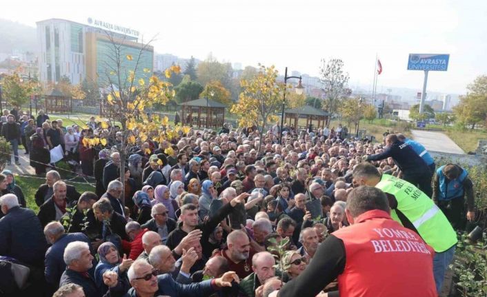 Dağıtılan elma ve armut fidanlarından almak için birbirleri ile yarıştılar