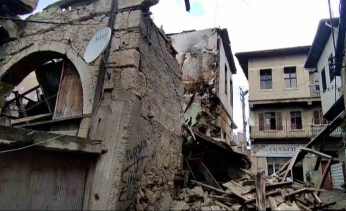 Daha önce yangında zarar gören eski bina yağışlı havada çöktü