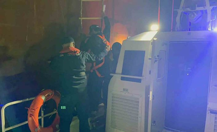 Dalaman açıklarında ticari gemide yaralanan vatandaşa Sahil Güvenlikten tıbbi tahliye
