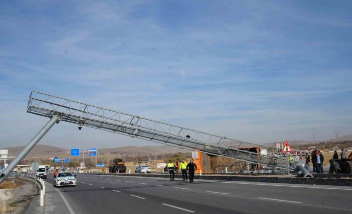 Damperi açılan kamyon EDS direğine çarparak devrildi