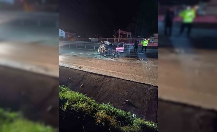 Demir bariyerlere çarpan otomobil parçalandı: Sürücü yaralandı