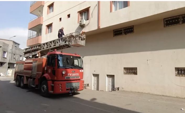 Demir korkulukta sıkışan güvercini itfaiye kurtardı