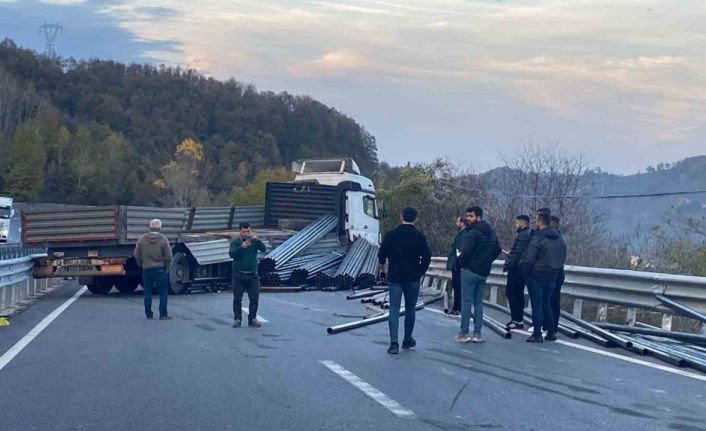 Demir yüklü tır bariyerlere çarptı, yol trafiğe kapandı
