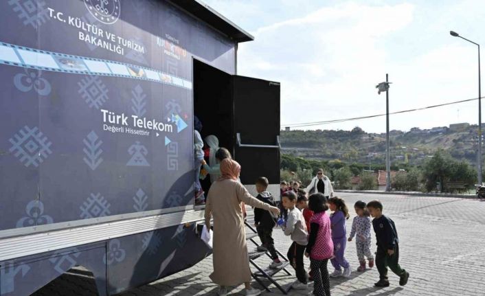 Demirci’de gezen sinema tırı çocuklara unutulmaz anlar yaşattı