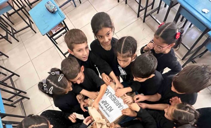Demirkent TOKİ Öğrencilerinden 29 Ekim İlkokulu’na kitap kardeşliği
