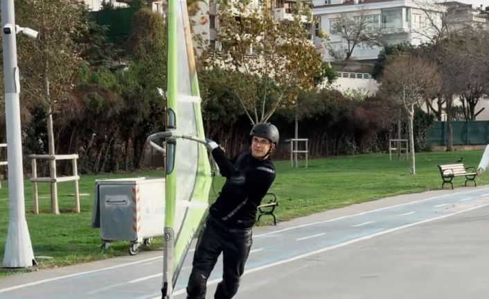 Deniz rüzgarıyla karada sörf yaptı