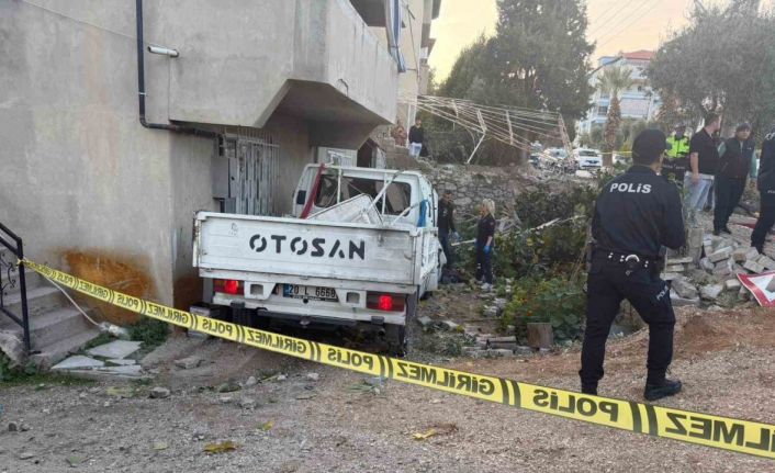 Denizli’de kamyonet evin bahçesine uçtu; 1 ölü 3 yaralı