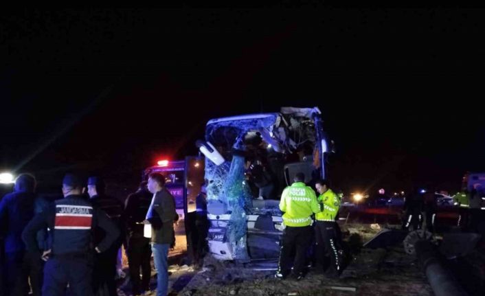 Denizli’de minibüs yolcu otobüsüyle çarpıştı: 1 ölü, 13 yaralı