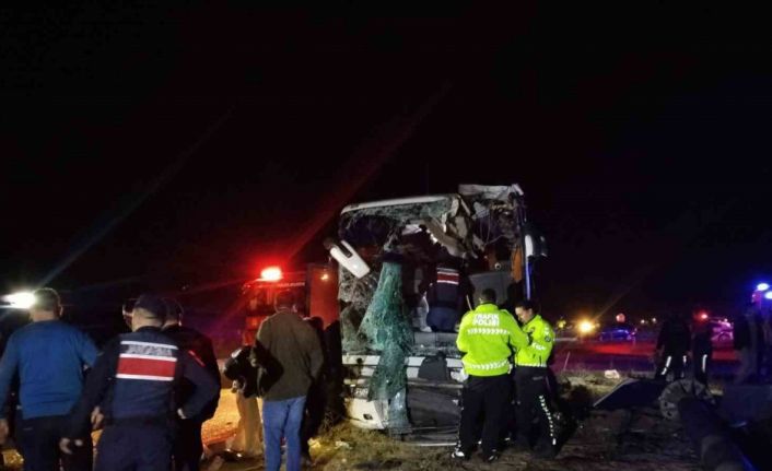 Denizli’de minibüs yolcu otobüsüyle çarpıştı: Yaralılar var