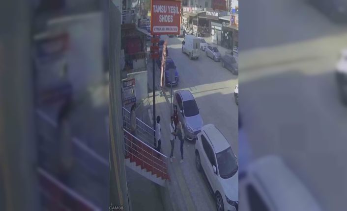 Deprem paniğiyle kaçan vatandaşların o anları kamerada