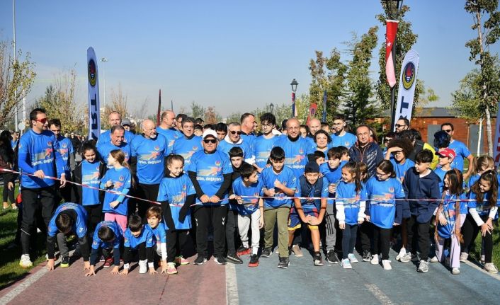 Depremde hayatını kaybeden ailelerin çocuklarına destek koşsu