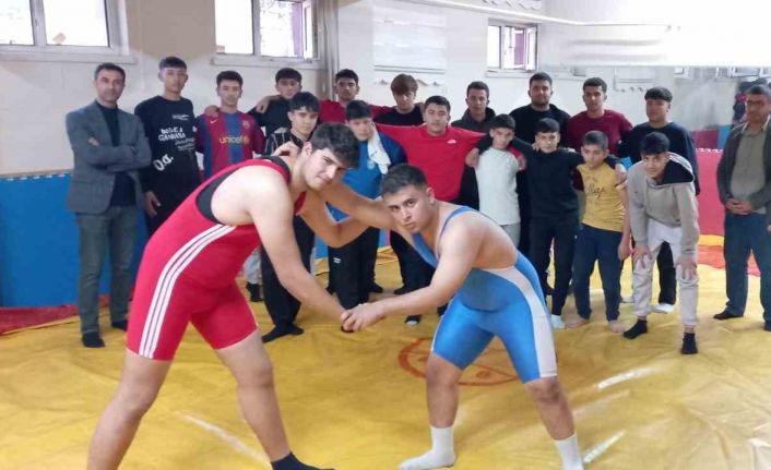 Develi’de liselerarası güreş müsabakaları yapıldı