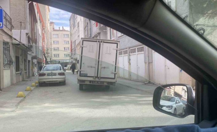 Devrilecekmiş gibi gözüken kamyon tedirginlik oluşturdu