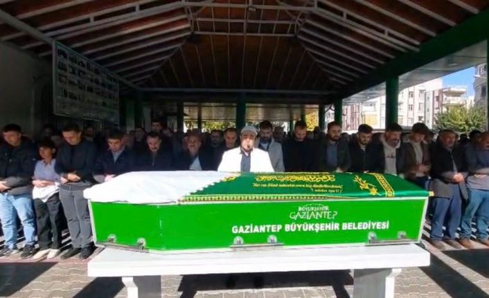 Devrilen otomobilde hayatını kaybeden kadın, memleketinde defnedildi