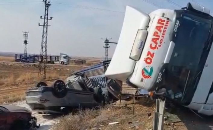 Devrilen tırda bulunan milyonluk araçlar hasar gördü