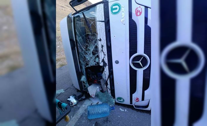 Devrilen tırın sürücüsü yaralandı