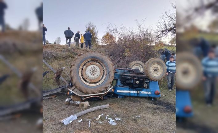 Devrilen traktörün altında kalan sürücü yaralandı
