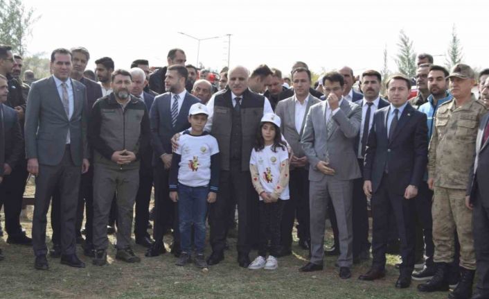 Dicle Gençlik Kampında milli ağaçlandırma gününde toplu fidan dikimi yapıldı