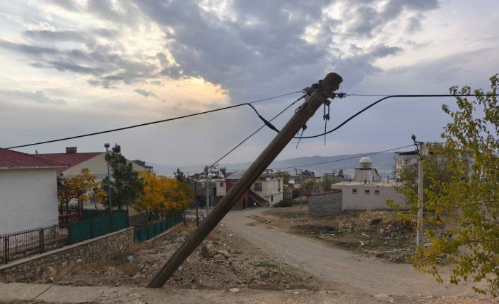 Dicle’de vatandaşlardan eğri direğin değiştirilmesi talebi