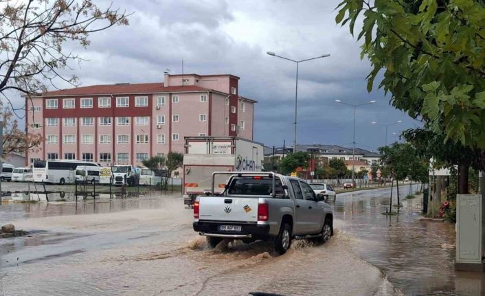 Didim’de sağanak yağış etkili oldu