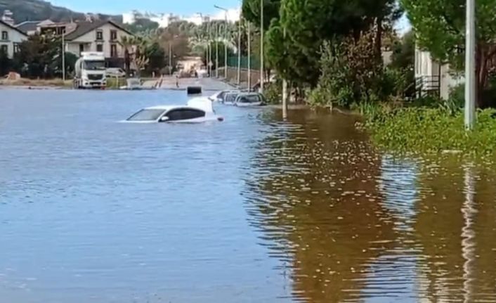 Dikili’de araçlar su altında kaldı