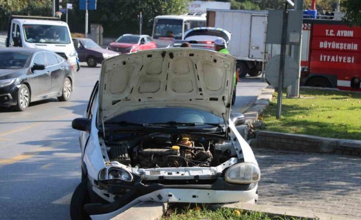 Direksiyon hakimiyeti kaybolan ehliyetsiz sürücü refüje çarptı