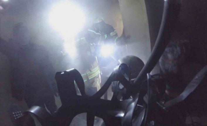 Diyarbakır’da 2’si çocuk 7 kişinin etkilendiği yangın kask kamerasına yansıdı