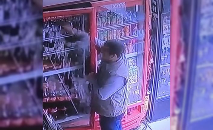 Diyarbakır’da bir şahsın içecek çalma anı güvenlik kamerasına yansıdı
